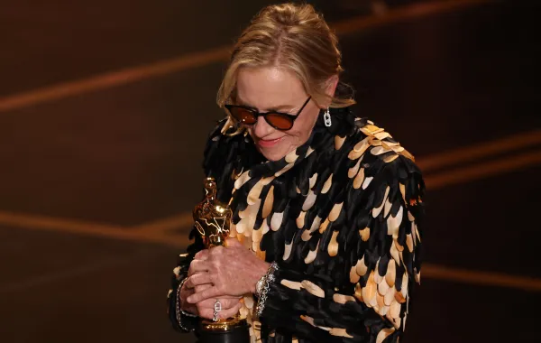 فازت الممثلة الأمريكية إيمي مادجان Amy Madigan بجائزة أوسكار أفضل ممثلة مساعدة 2026 عن دورها في فيلم الرعب الكوميدي "Weapons"، بعد منافسة قوية مع تيانا تايلور وونمي موساكو. 