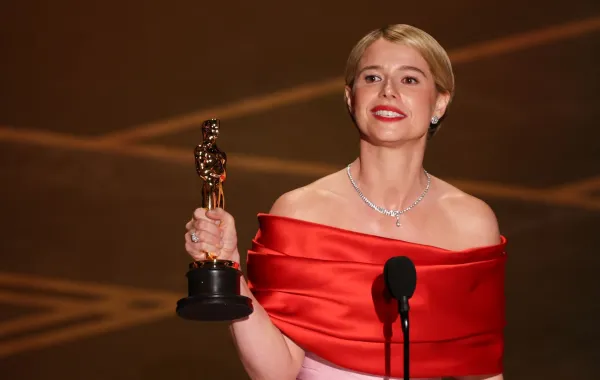 جيسي بكلاي Jessie Buckley في حفل توزيع جوائز أوسكار 2026. مصدر الصورة: صدر الصورة: Patrick T. Fallon / AFP