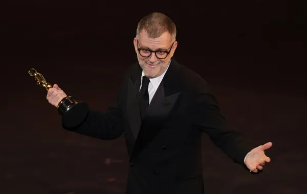 بول توماس أندرسون Paul Thomas Anderson في حفل توزيع جوائز أوسكار 2026. مصدر الصورة: Patrick T. Fallon / AFP