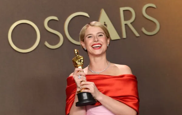 جيسي بكلاي Jessie Buckley في حفل توزيع جوائز أوسكار 2026. مصدر الصورة: Patrick T. Fallon / AFP