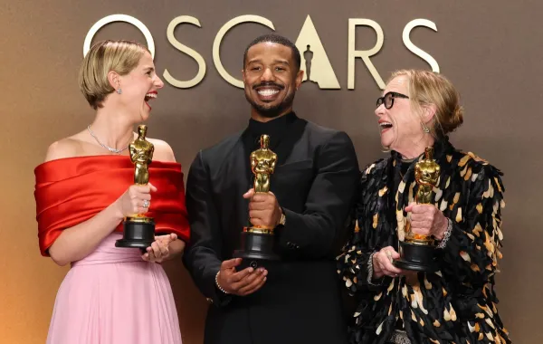 مايكل جوردن وجيسي باكلي وإيمي ماديغان بعد فوزهم بالاوسكار 2026 للمرة الاولى Jessie Buckley and US actress Amy Madigan and Michael B. Jordanduring the 98th Annual Academy Awards at the Dolby Theatre in Hollywood, California - مصدر الصورة VALERIE MACON / AFP