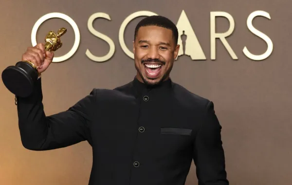 مايكل بي جوردان Michael B. Jordan في حفل توزيع جوائز أوسكار 2026. مصدر الصورة: VALERIE MACON / AFP
