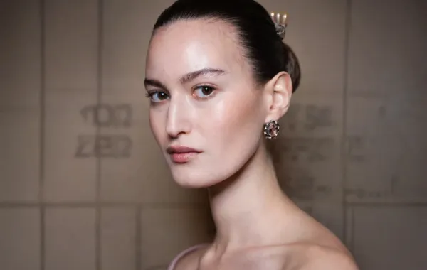 تألقي بتسريحة الكعكة في العيد.. صيحة أنيقة مستوحاة من عروض الأزياء 2026