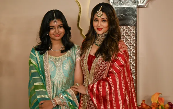 آيشواريا رايي وابنتها آراديا في حفل أنانت أمبابي Aishwarya Rai Bachchan (R) poses with her daughter Aaradhya as they arrive to attend the wedding ceremony of Anant Ambani- مصدر الصورة PUNIT PARANJPE/AFP