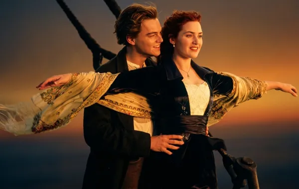 كيت وينسلت وليوناردو دي كابريو من فيلم Titanic - الصورة من قاعدة بيانات السينما IMDB