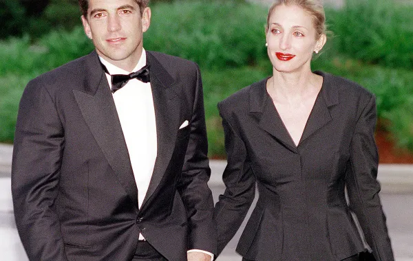 كارولين بيسيت كينيدي مع زوجها جون ف. كينيدي جونيور John F. Kennedy, Jr. and Carolyn Bessette Kennedy - (مصدر الصورة  Justin Ide/Newsmakers)
