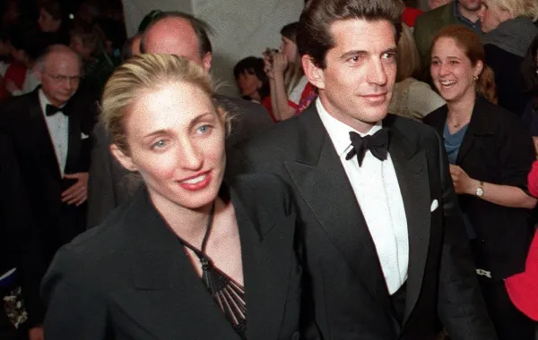 جون كينيدي الابن وزوجته كارولين بيسيت يغادران البيت الأبيض في1 مايو 1999 - مصدر الصورة MANNY CENETA / AFP