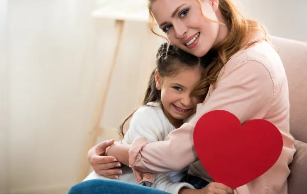 صورة لطفلة تحتضن أمها