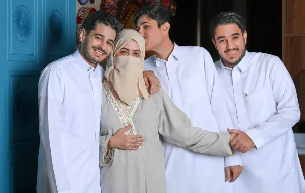 الشيف عزيزة مع ثلاثة من أبنائها: د. محمد، د. ماجد، د. أنس