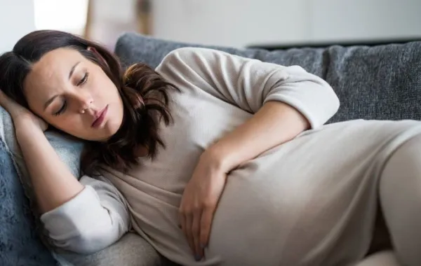 صورة لحامل تشعر بالحيرة مع اقتراب ولادتها