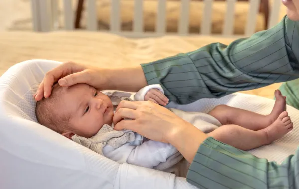 صورة لأم مع مولودها المريض