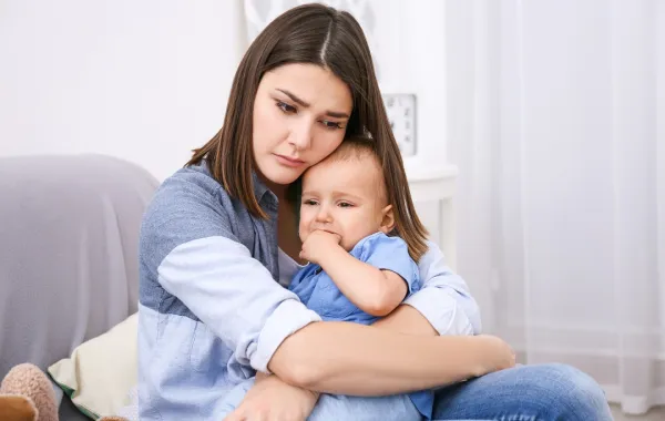 رضيع متأثر بقلق الأم - مصدر الصورة: Adobe Stock