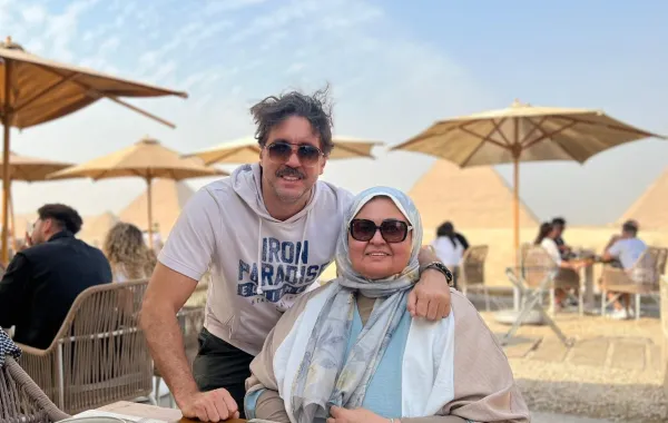 هشام ماجد ووالدته- الصورة عبر حسابه على فيس بوك