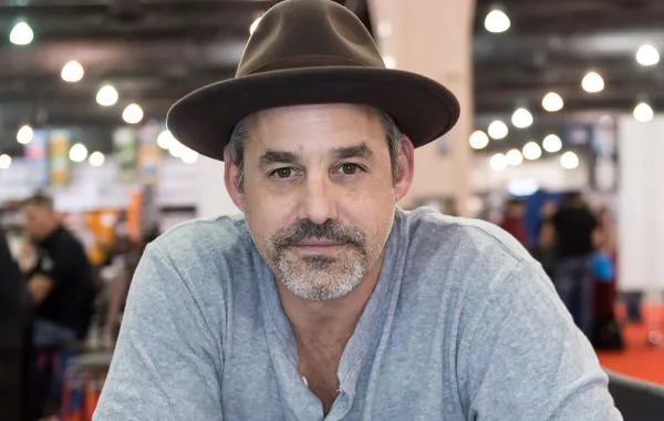 نيكولاس بريندون في فيلادلفيا، بنسلفانيا (Nicholas Brendon in Philadelphia, Pennsylvania). مصدر الصورة: Gilbert Carrasquillo/Getty Images