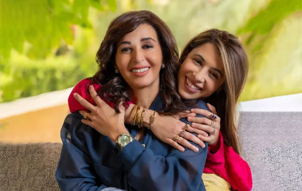 د. دينا الطيب وابنتها لنا ناظر