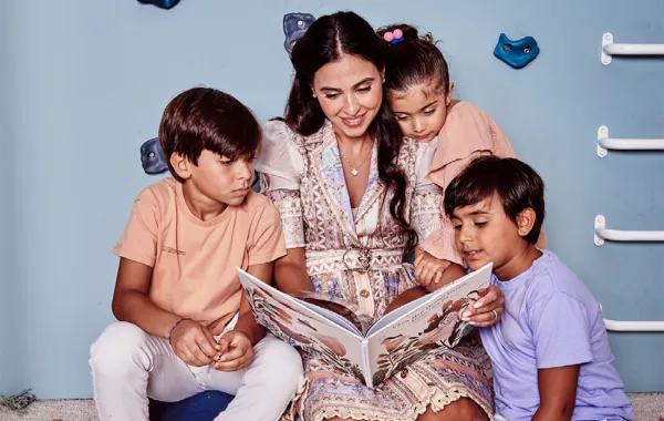 سيدة الأعمال السودانية زينة عبدالله وأطفالها - تصوير | جيريمي زيسينغر Jeremy Zaessinger - التاريخ | نوفمبر 2023 - العدد | 2219