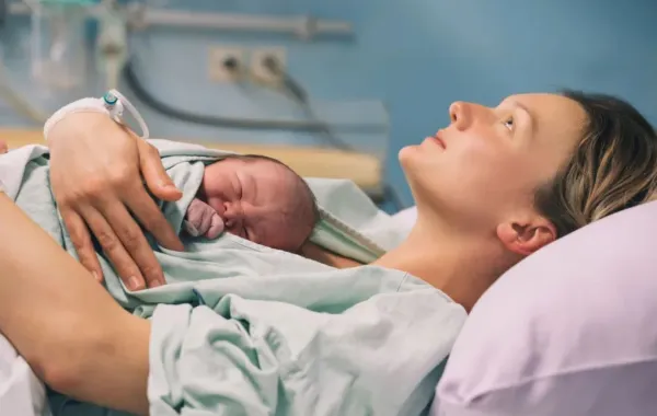 صورة لأم بعد الولادة مع المولود