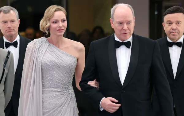 الأميرة شارلين والأمير ألبرت الثاني في نادي مونت كارلو الرياضي في موناكو (Princess Charlene and Prince Albert II at the Monte-Carlo Sporting Club in Monaco). مصدر الصورة: VALERY HACHE / AFP