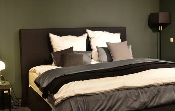 غرفة نوم داكنة الألوان