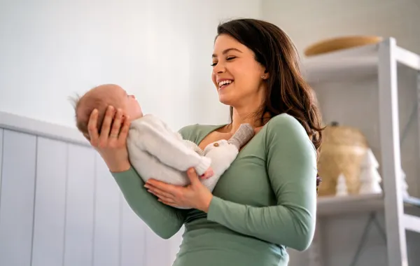 صورة أم تتفاعل مع مولودها