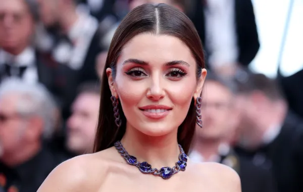 هاندا أرتشيل Hande Erçel في مهرجان كان السينمائي 2024. مصدر الصورة: Gisela Schober/Getty Images
