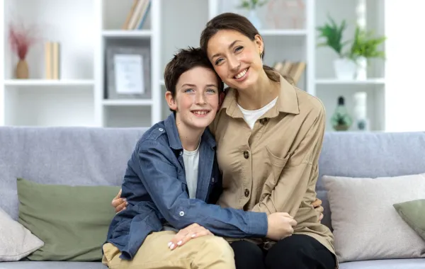 صورة مراهق مع أمه