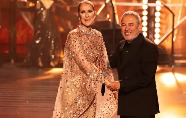 إيلي صعب مع سيلين ديون في ختام عرض 1001 موسم -الصورة من مكتب العلاقات العامة للعلامة