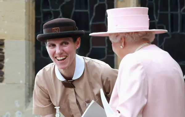 ماريا تيريزا توريون بورالو تتحدث مع الملكة إليزابيث الثانية في كينغز لين، إنجلترا (Maria Teresa Turrion Borrallo talks to Queen Elizabeth II in King's Lynn, England). مصدر الصورة: Chris Jackson/Getty Images