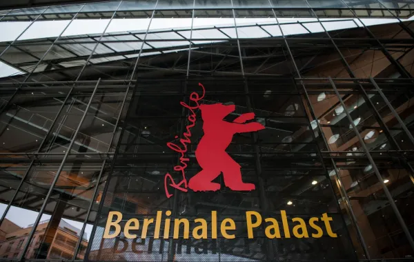 لوغو مهرجان برلين السينمائي الدولي. مصدر الصورة: STEFANIE LOOS / AFP