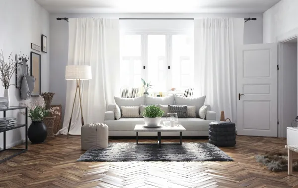 غرفة معيشة جميلة مع ستارة كثيفة تتدلى حتى الأرضية