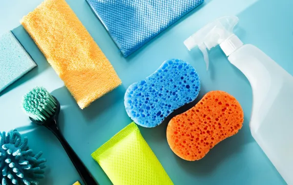 عبوة مبيض وأدوات تنظيف المنزل