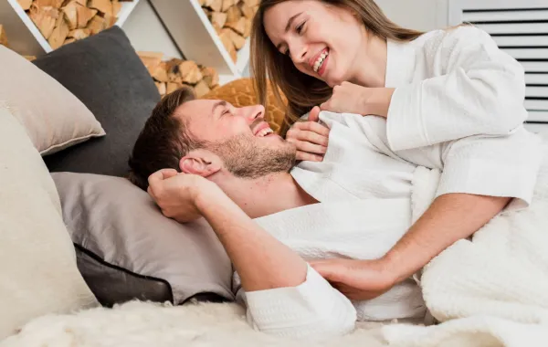 زوجة تخبر زوجها بعبارات جميلة رومانسية قبل النوم 