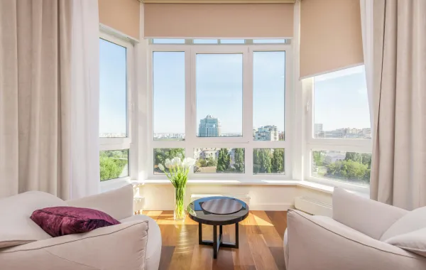 مجلس ذو زجاج نظيف ولماع