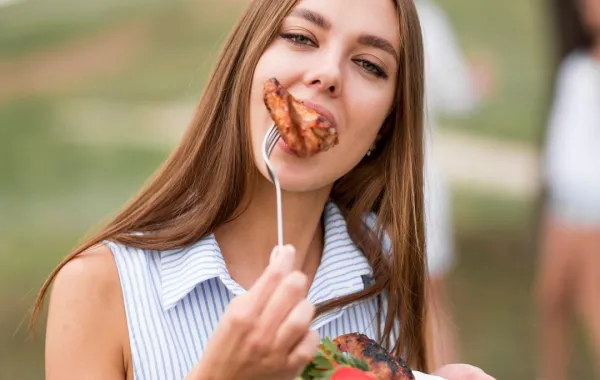 صورة لحامل تأكل اللحم