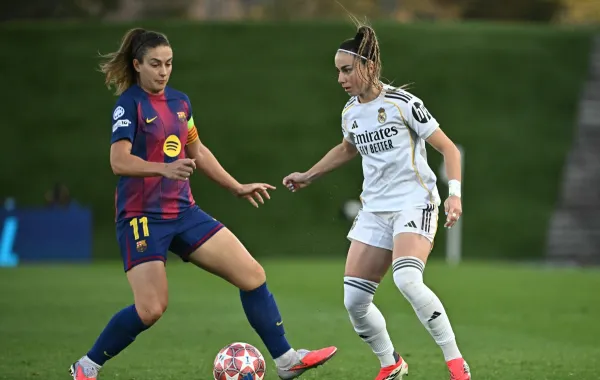 أليكسيا بوتياس قائدة برشلونة مع الإسبانية أثينيا ديل كاستيو لاعبة خط هجوم ريال مدريد خلال مواجهتهما ضمن منافسات دوري أبطال أوروبا للسيدات 2026(مصدر الصورة: Photo by JAVIER SORIANO/AFP)