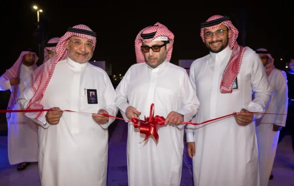 المستشار تركي ال الشيخ وزكي حسنين ومحمد زكي حسنين -الصورة من المركز الإلعلامي لشركة بنش مارك