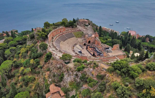 إطلالة على مسرح تاورمينا