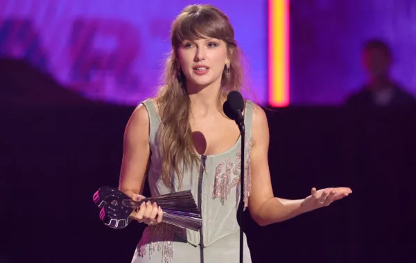 تايلور سويفت تتسلم جائزة أفضل ألبوم بوب في حفل توزيع جوائز آي هارت راديو الموسيقية لعام ٢٠٢٦- مصدر الصورة KEVIN WINTER / GETTY IMAGES NORTH AMERICA / Getty Images via AFP