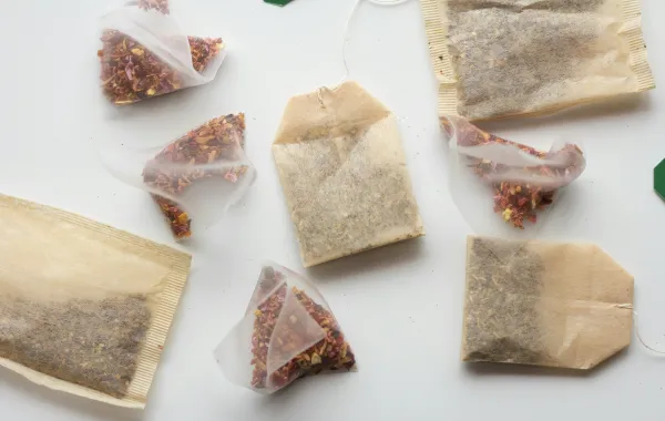 أكياس الشاي تستخدم في تنظيف المنزل