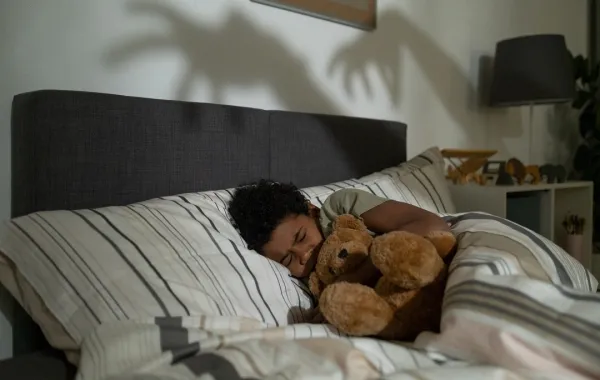 صورة لطفل يتخيل أشكالاً مخيفة