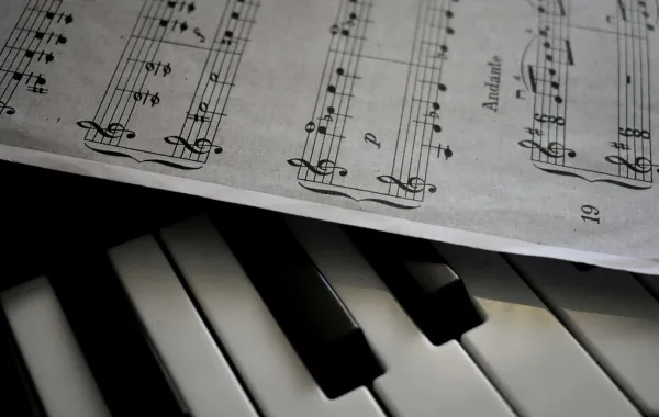 نوتة موسيقية وأصابع البيانو