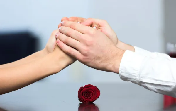 زوجة تمسك بيد زوجها دعماً وسنداً له 