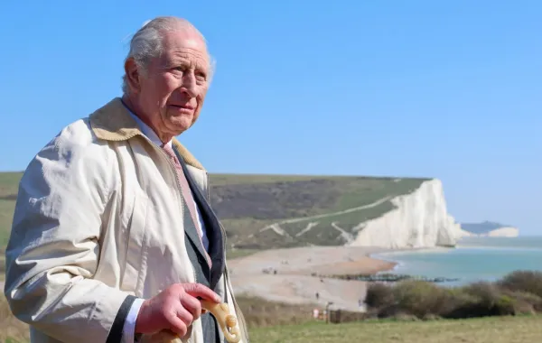 الملك تشارلز في سيفورد، جنوب شرق إنجلترا (King Charles in Seaford south east England). مصدر الصورة: Chris Jackson / POOL / AFP