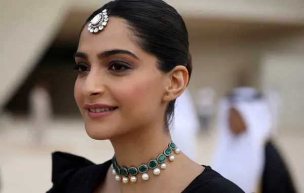 سونام كابور في الدوحة، قطر (Sonam Kapoor in Doha). مصدر الصورة: Patrick BAZ / National Museum of Qatar / AFP