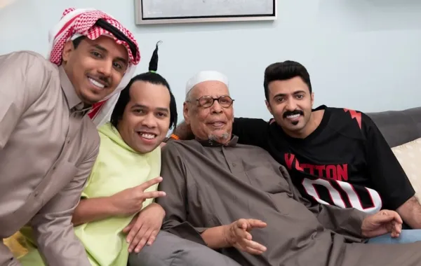 علي المدفع مع أبطال العمل- الصورة من حساب شباب البومب على الانستغرام