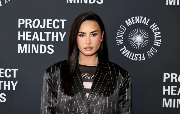 ديمي لوفاتو في هدسون ياردز بمدينة نيويورك (Demi Lovato at Hudson Yards in New York City). مصدر الصورة: Jamie McCarthy/Getty Images/AFP