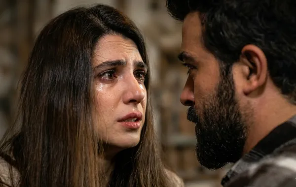 كارمن بصيبص ومحمود نصر من أحداث الحلقة 43 - الصورة سكرين شوت من مسلسل ليل