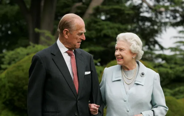 الملكة إليزابيث الثانية والأمير فيليب في برودلاندز في هامبشاير ( Queen Elizabeth II and Prince Philip at Broadlands in Hampshire). مصدر الصورة: Tim Graham/Getty Images