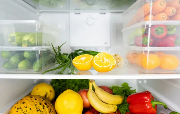 ثلاجة مليئة بالخضروات والفواكه