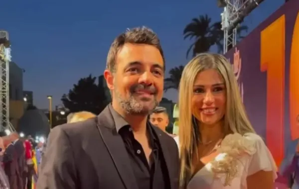 عمرو محمود ياسين وزوجته الإعلامية آيات أباظة - الصورة من حسابها على فيسبوك